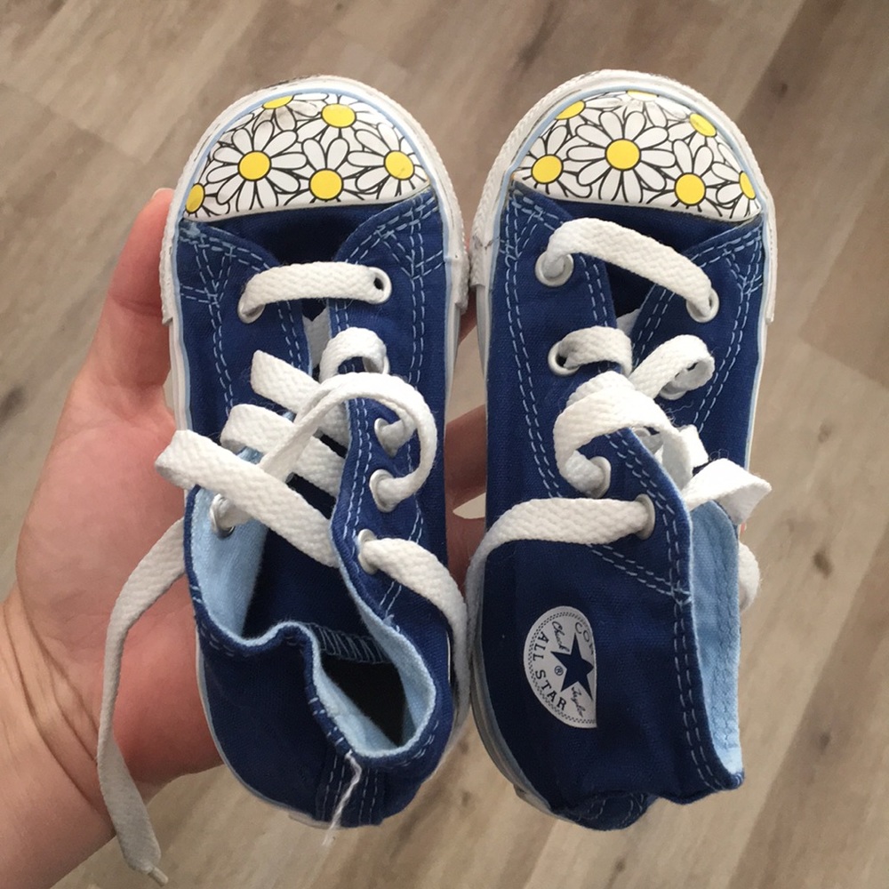 Converse high top blue daisy size 8 sneakers